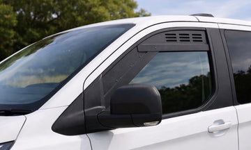 Lüftungsgitter eingebaut im Ford Transit Custom Fahrerhaus